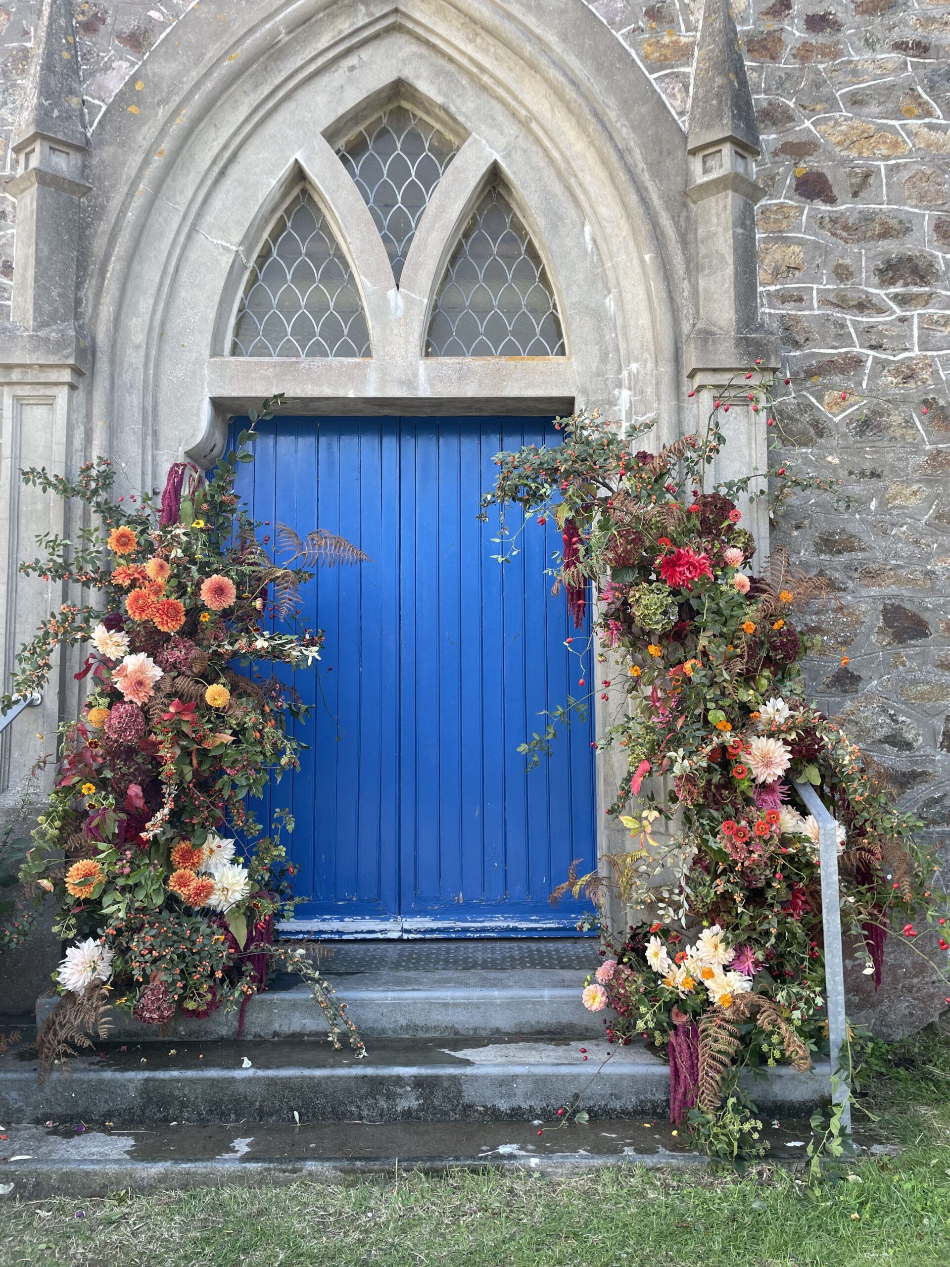 Arche entrée église terre & Fleurs
